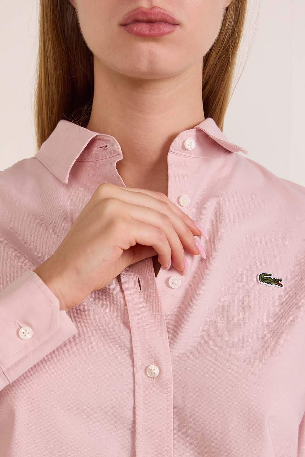 תמונת תקריב דוגמן של חולצת כפתורים אוקספורד