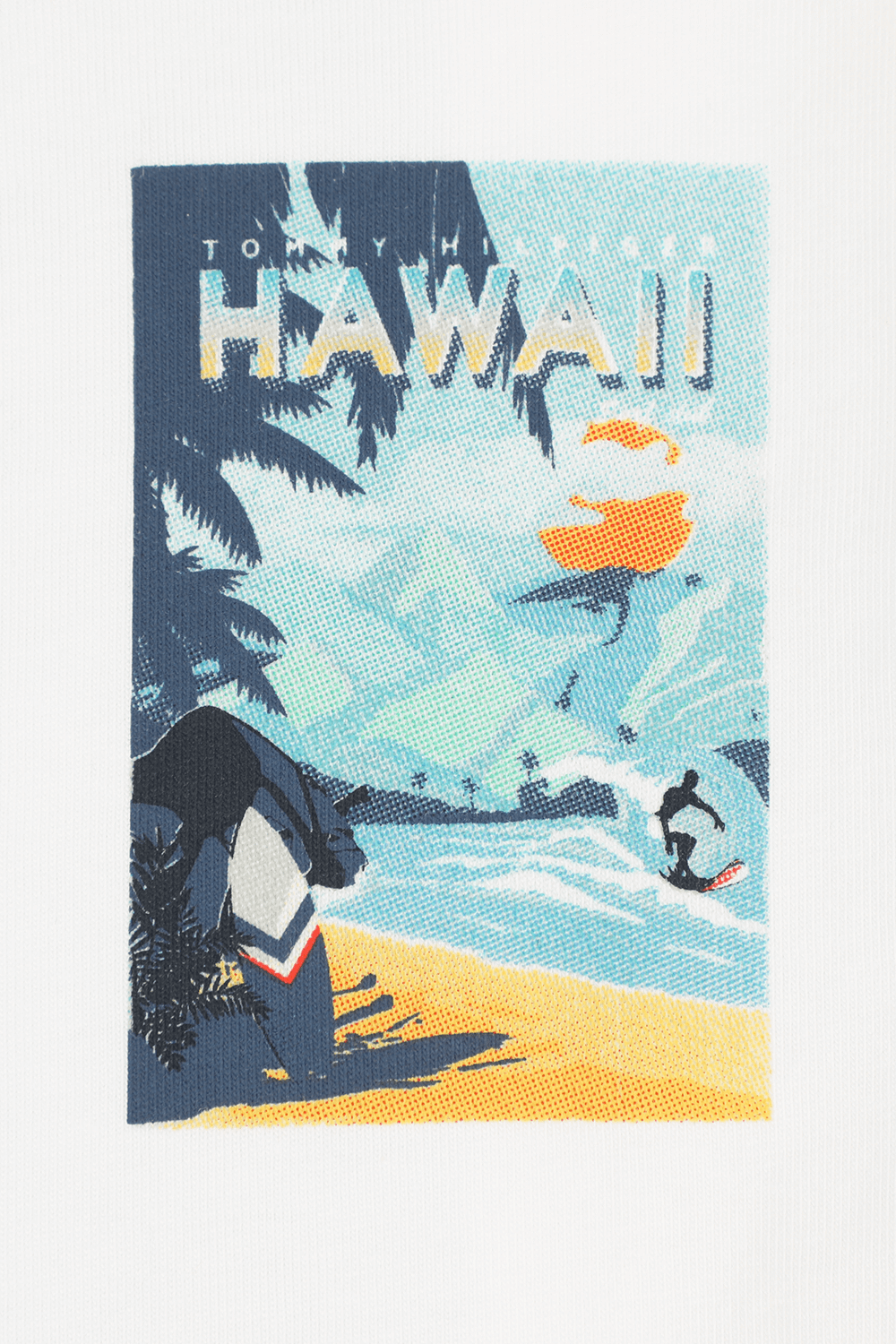 תמונת תקריב של גילאי 4-6 חולצת טי לבנה עם פרינט הוואי