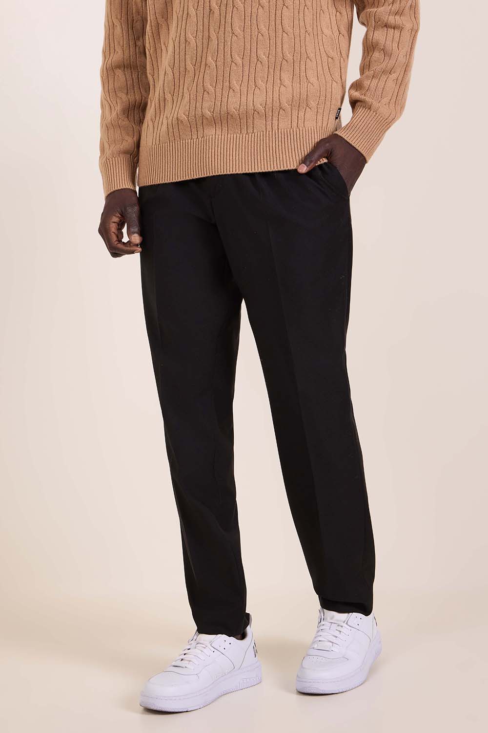 תמונת דוגמן קידמית של מכנסיים מחויטים סלים פיט