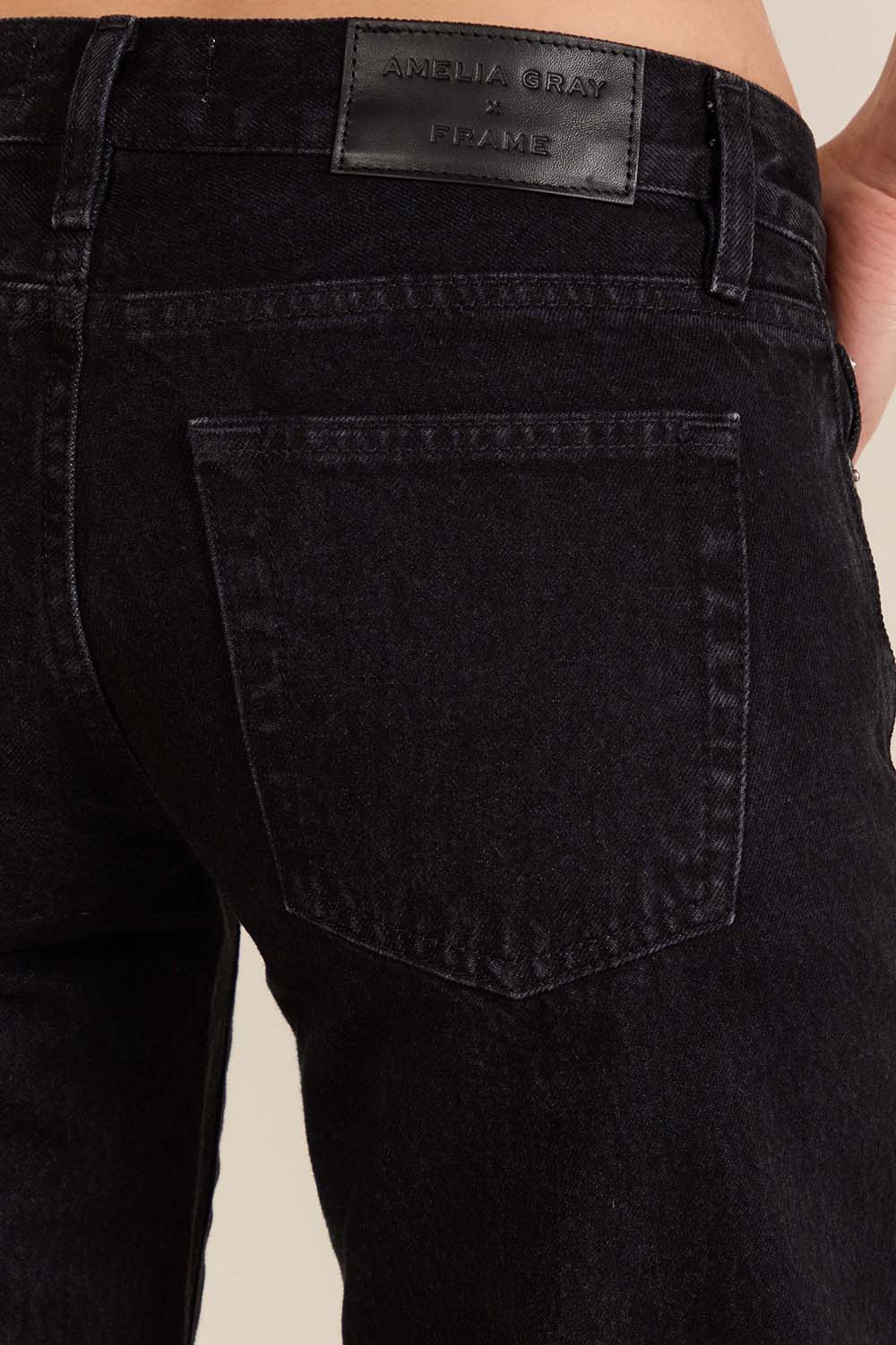 תמונת תקריב דוגמן של מכנסי ג'ינס בגזרה נמוכה