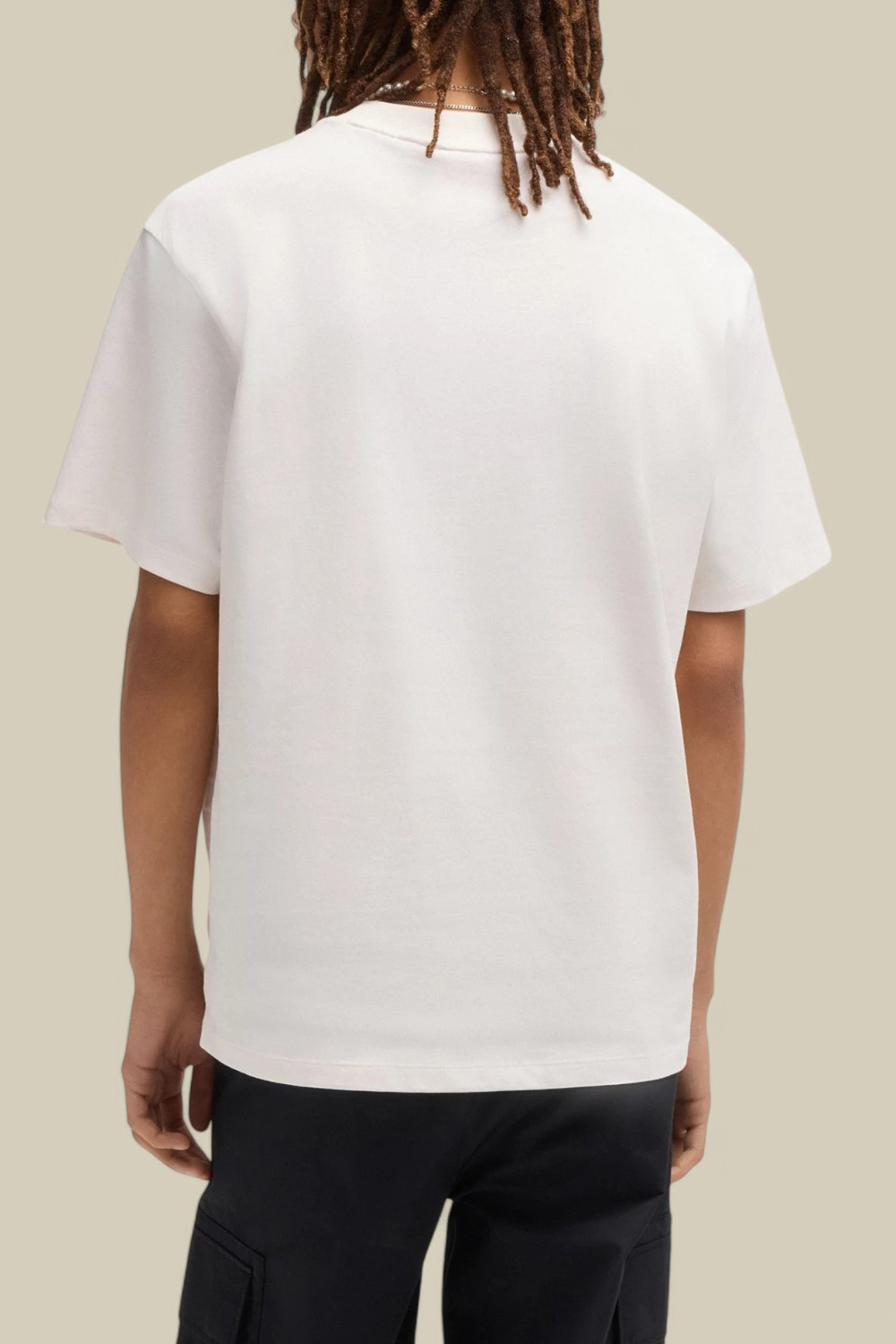 תמונת דוגמן אחורית של חולצת טי