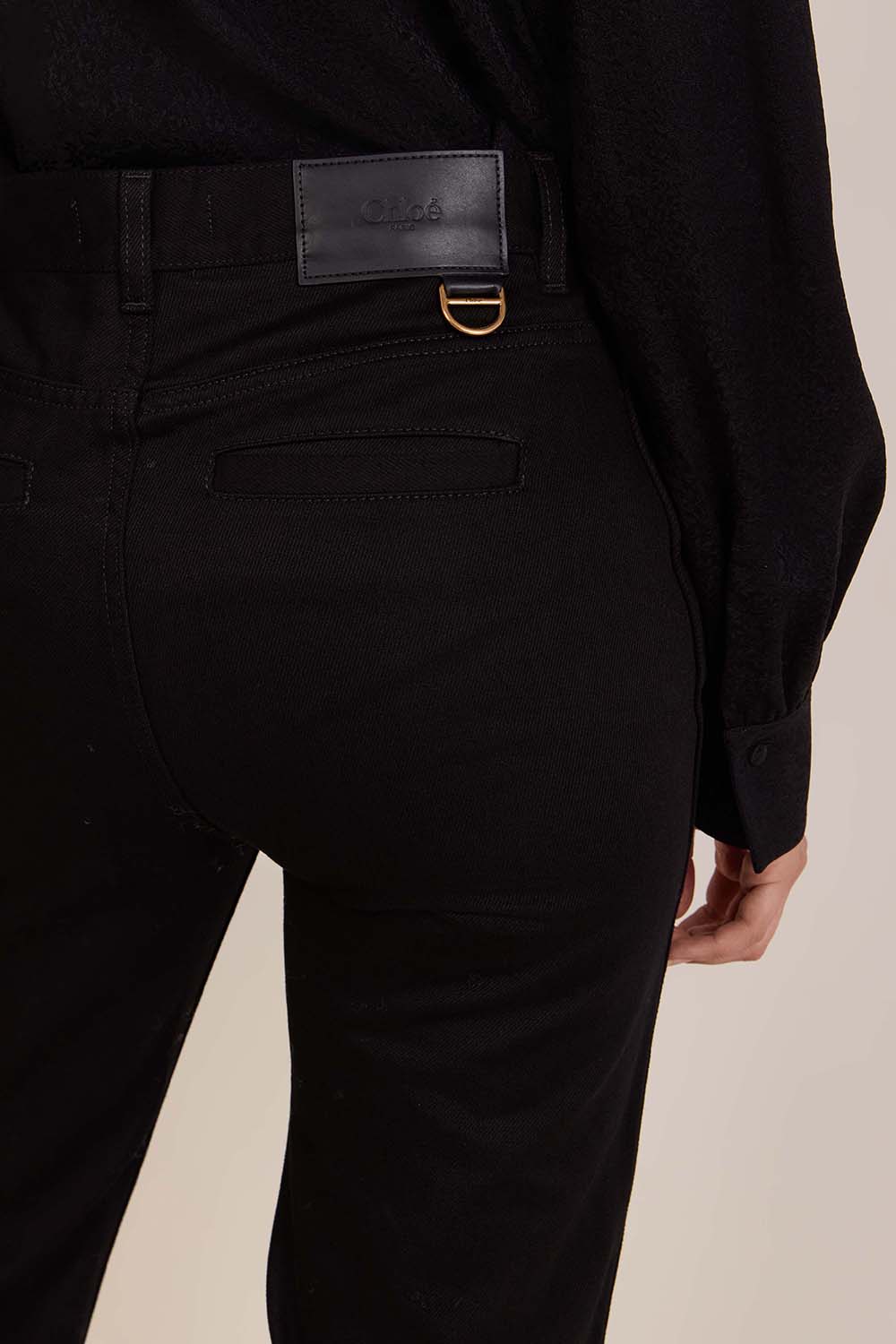 תמונת תקריב דוגמן של מכנסי ג'ינס בגזרה מתרחבת