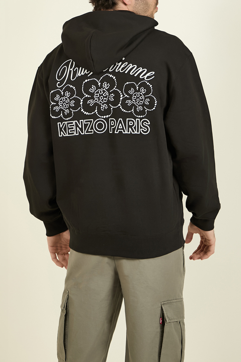 תמונת דוגמן אחורית של סווטשירט עם רוכסן