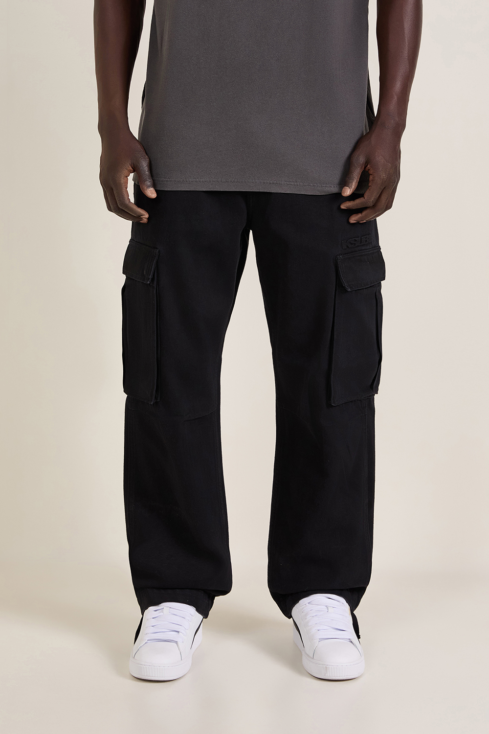 תמונת דוגמן קידמית של מכנסי קרגו