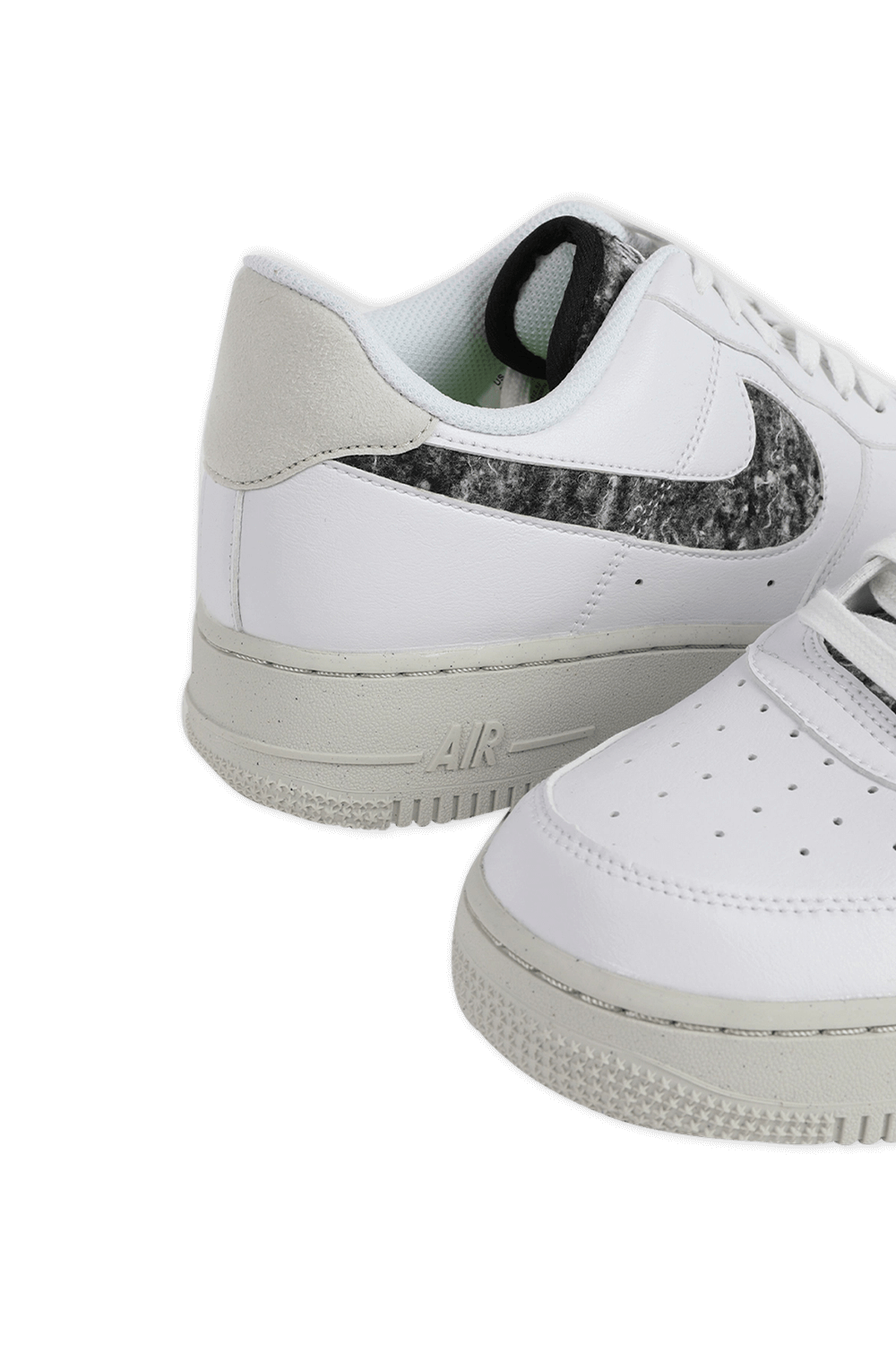 תמונת תקריב של Nike Air Force 1 07 SE in White and Cloudy Black