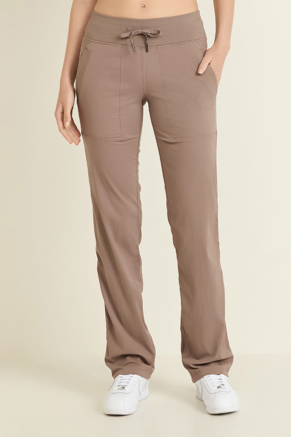 תמונת דוגמן קידמית של Dance Studio Mid-Rise Pant *Regular