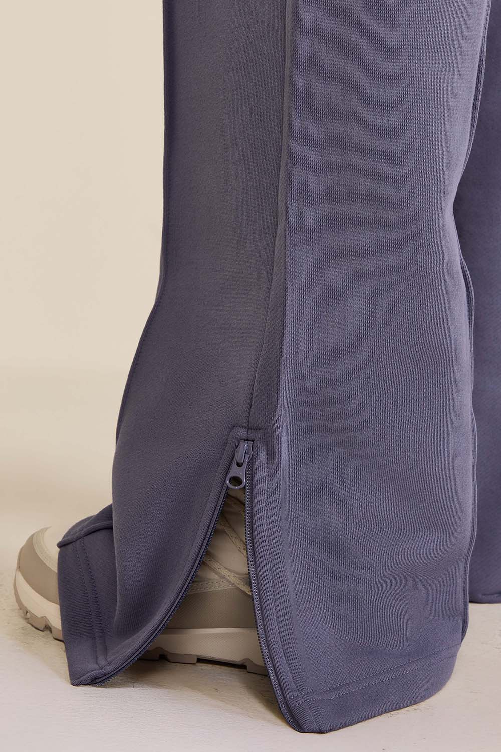 תמונת תקריב דוגמן של מכנסי ג'וגר