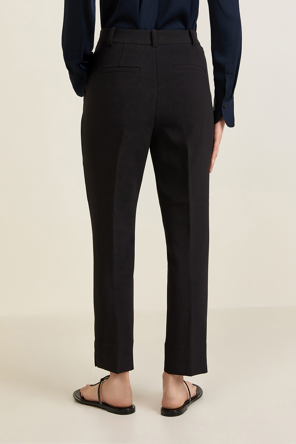 תמונת דוגמן אחורית של מכנסיים מחוייטים