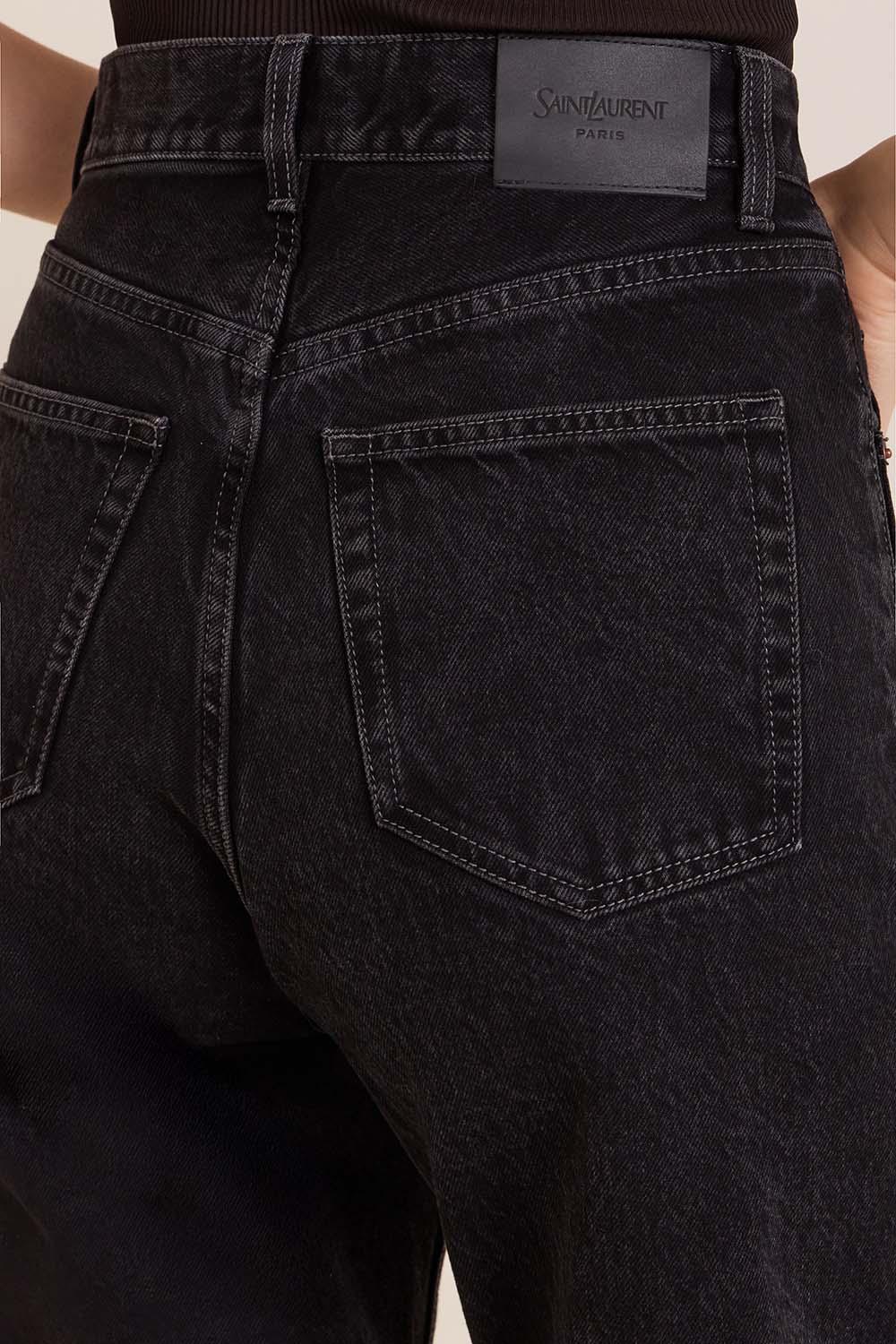 תמונת תקריב דוגמן של מכנסי ג'ינס בגזרת באגי