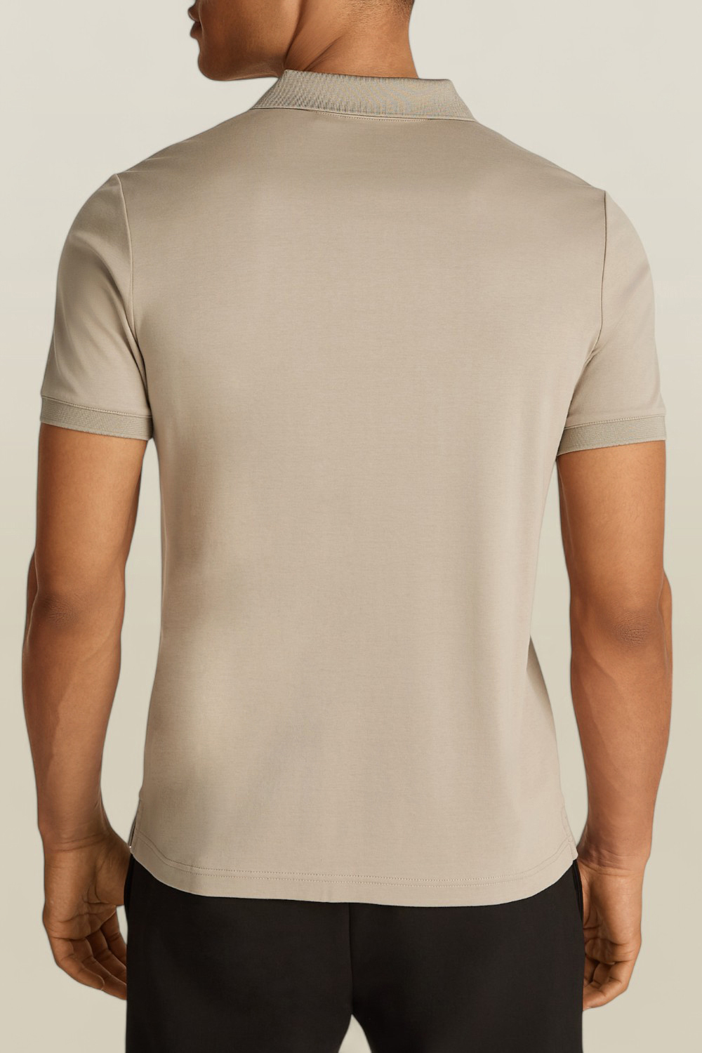תמונת דוגמן אחורית של חולצת פולו קצרה