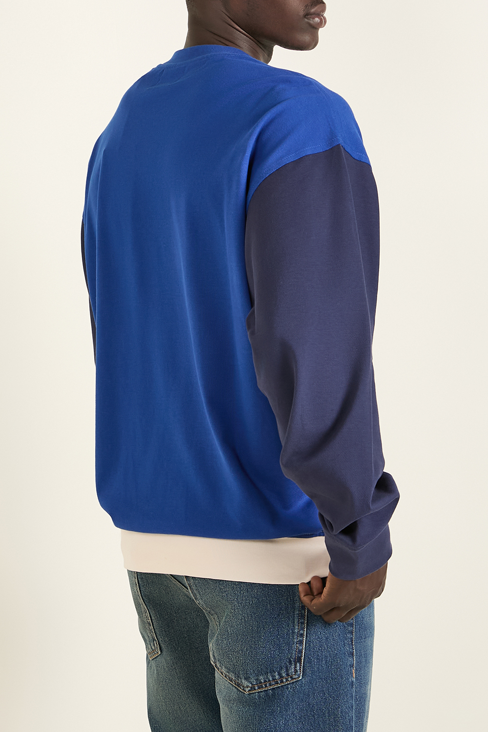 תמונת דוגמן אחורית של סווטשירט קולור בלוק