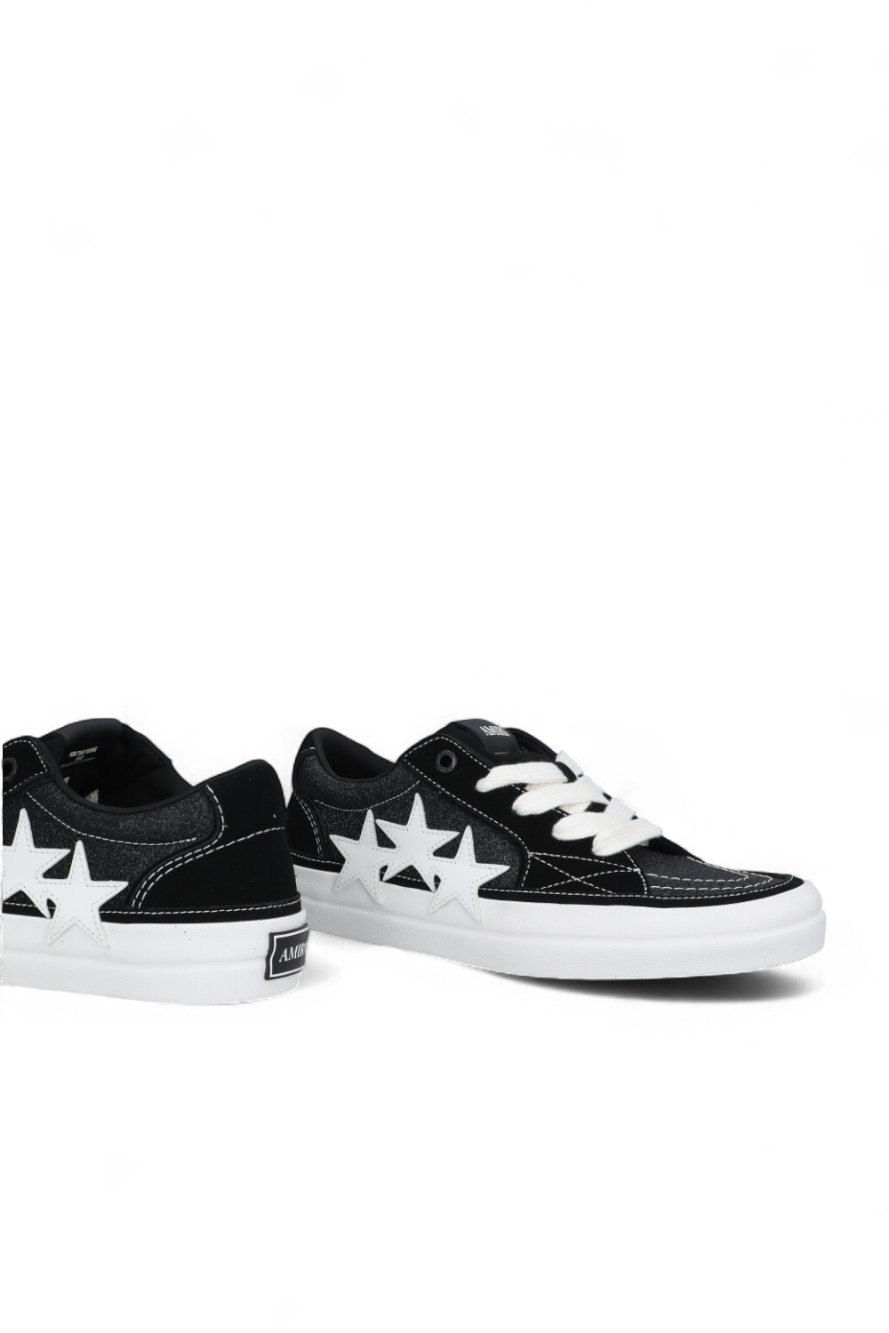 תמונת תקריב של נעלי סניקרס