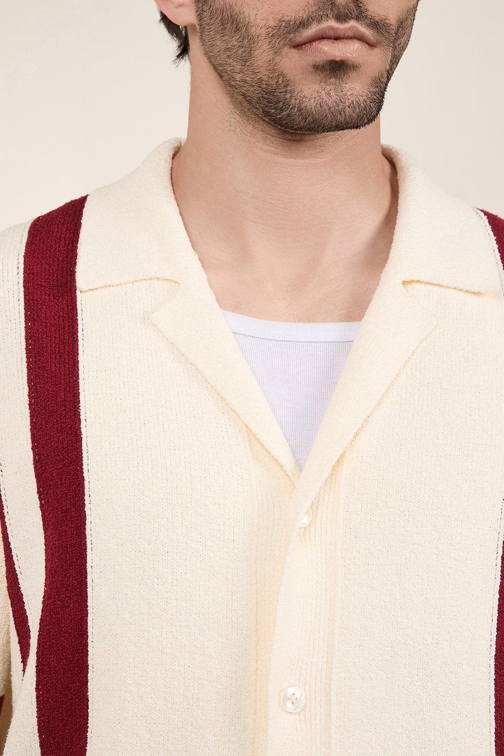 תמונת תקריב דוגמן של חולצת פולו סרוגה