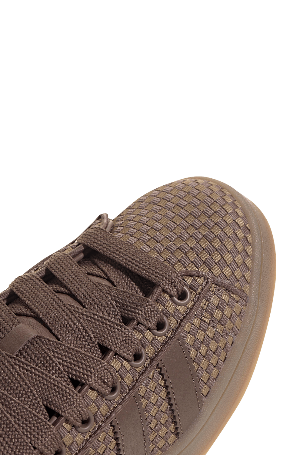 תמונת פנים של נעלי סניקרס קמפוס