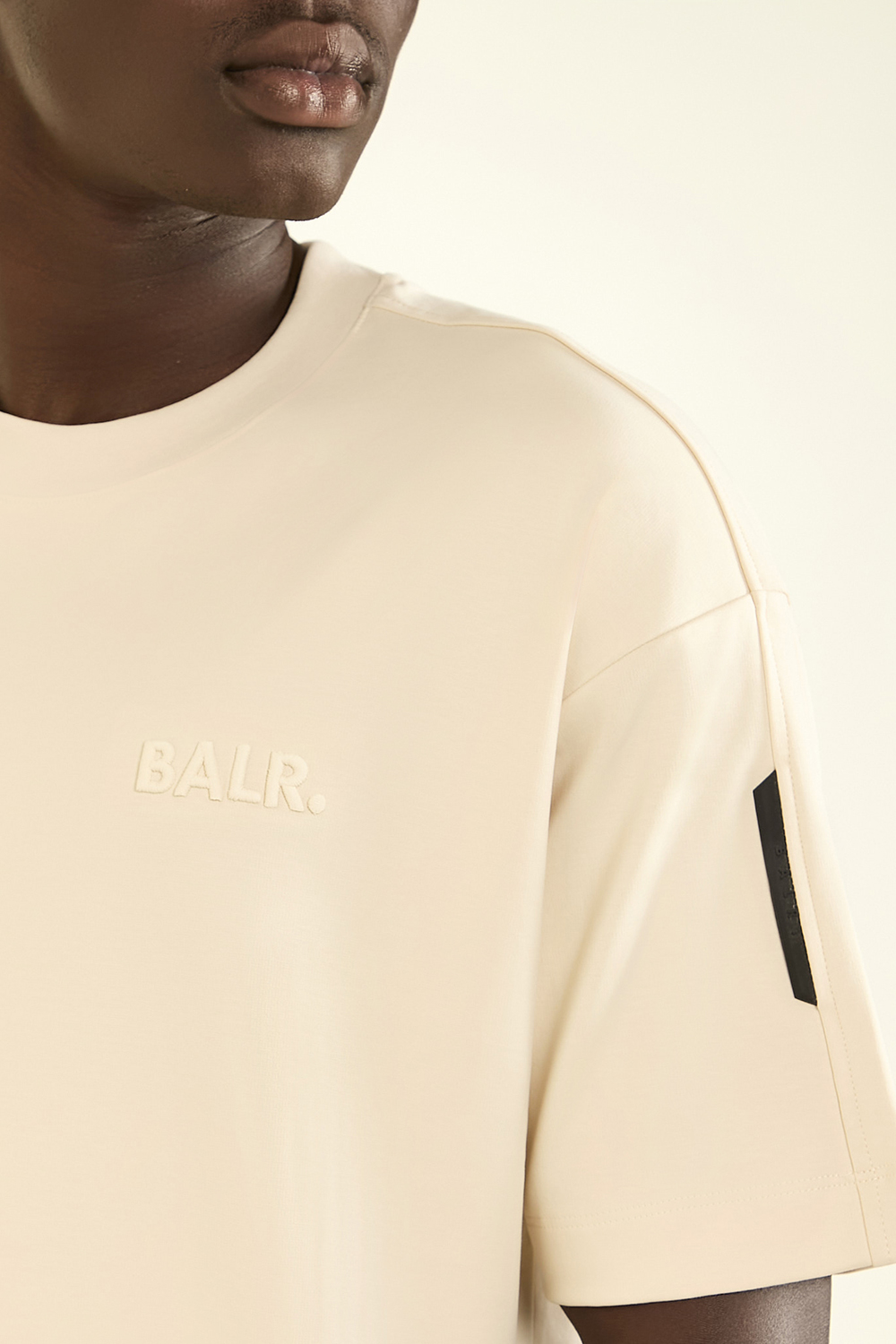 תמונת תקריב דוגמן של חולצת טי אוברסייז