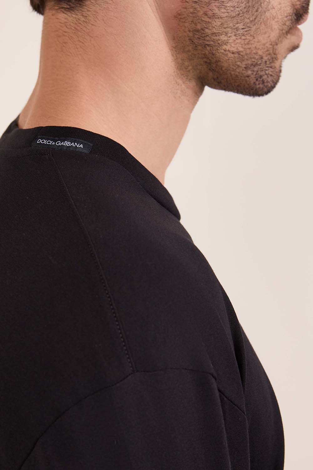 תמונת תקריב דוגמן של חולצת טי ארוכה