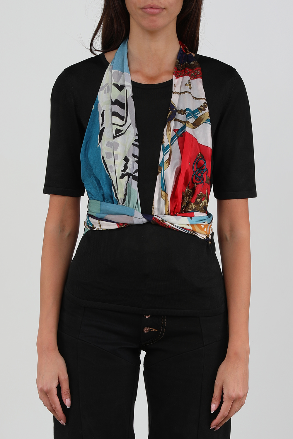 תמונת דוגמן קידמית של חולצה קצרה שחורה עם עיטור בנדנה צבעונית