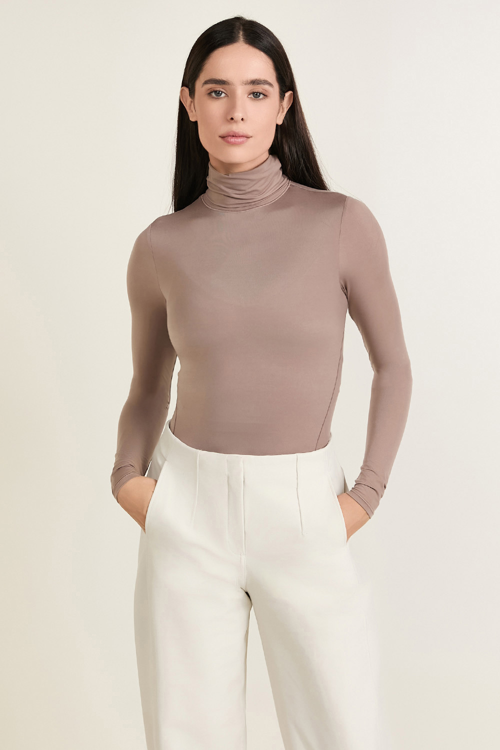 תמונת דוגמן קידמית של Nulu™ Turtleneck Bodysuit