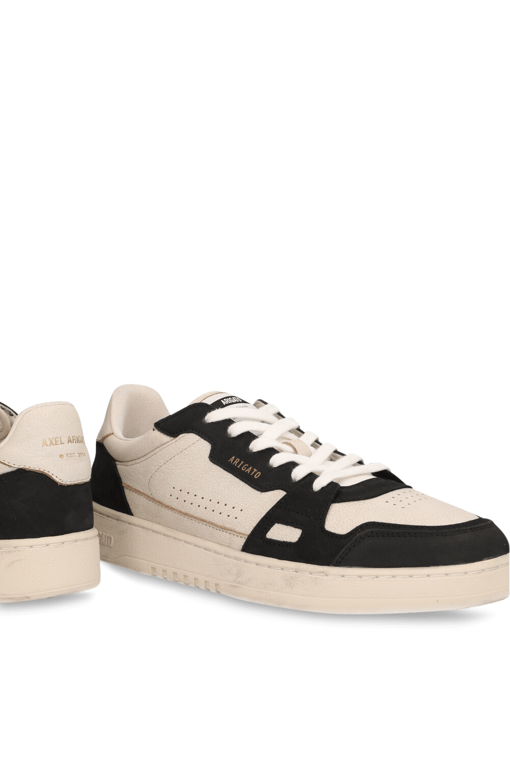 תמונת תקריב של נעלי סניקרס