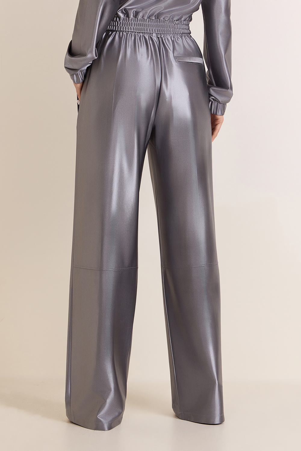 תמונת דוגמן אחורית של מכנסי ג'וג סאטן