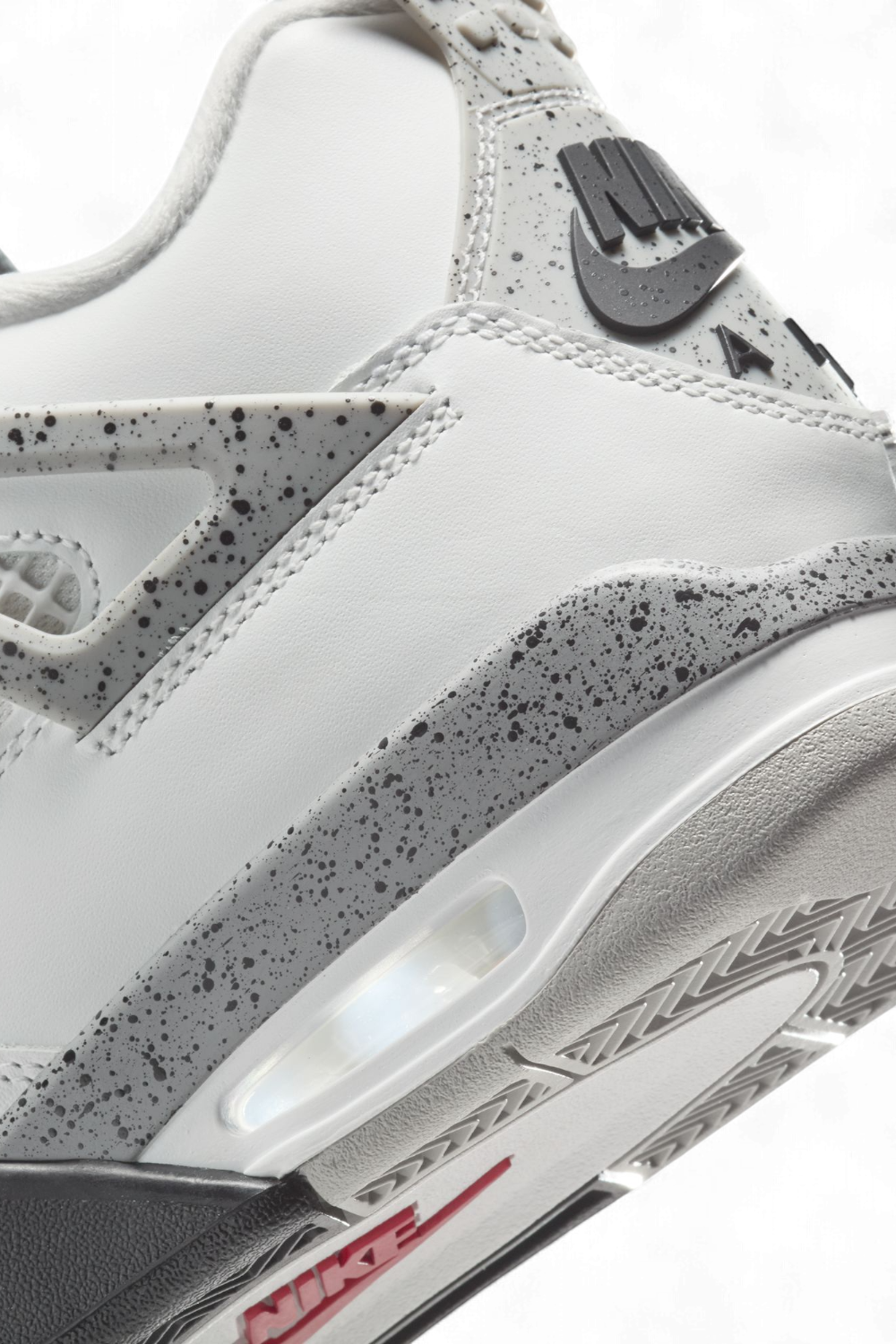 תמונת תקריב של נעלי סניקרס ג'ורדן 4 רטרו