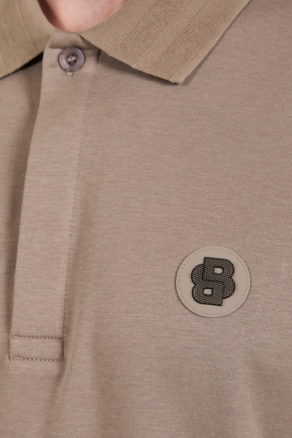 תמונת תקריב דוגמן של חולצת פולו