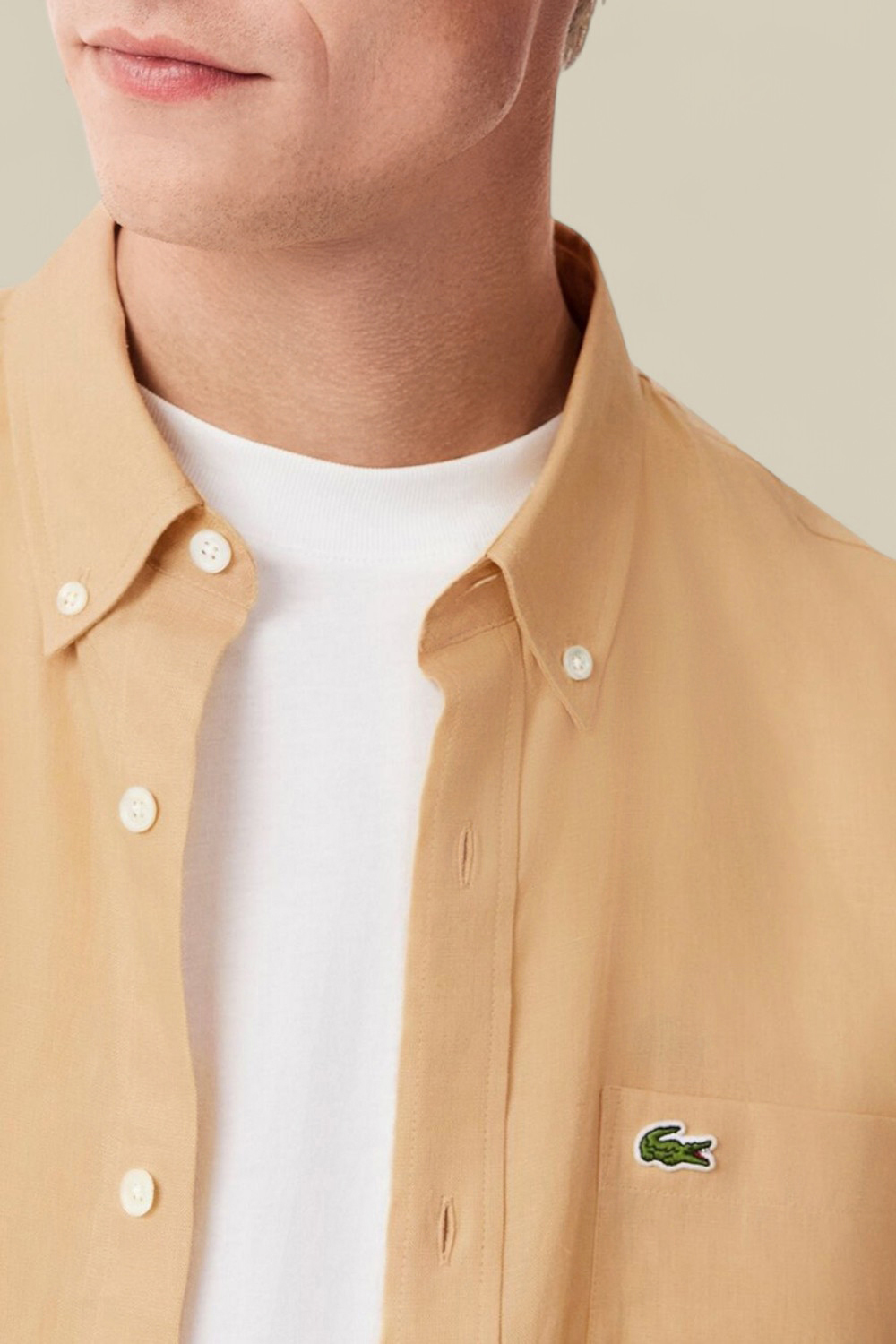 תמונת תקריב דוגמן של חולצת כפתורים