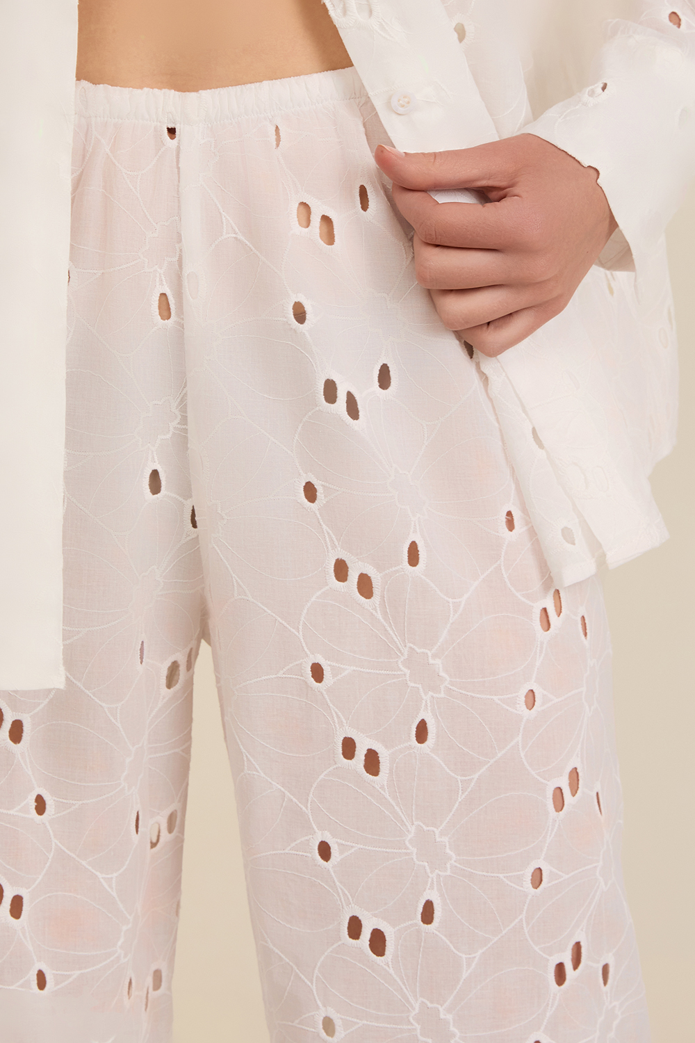 תמונת תקריב דוגמן של מכנסיים ארוכים מתרחבים