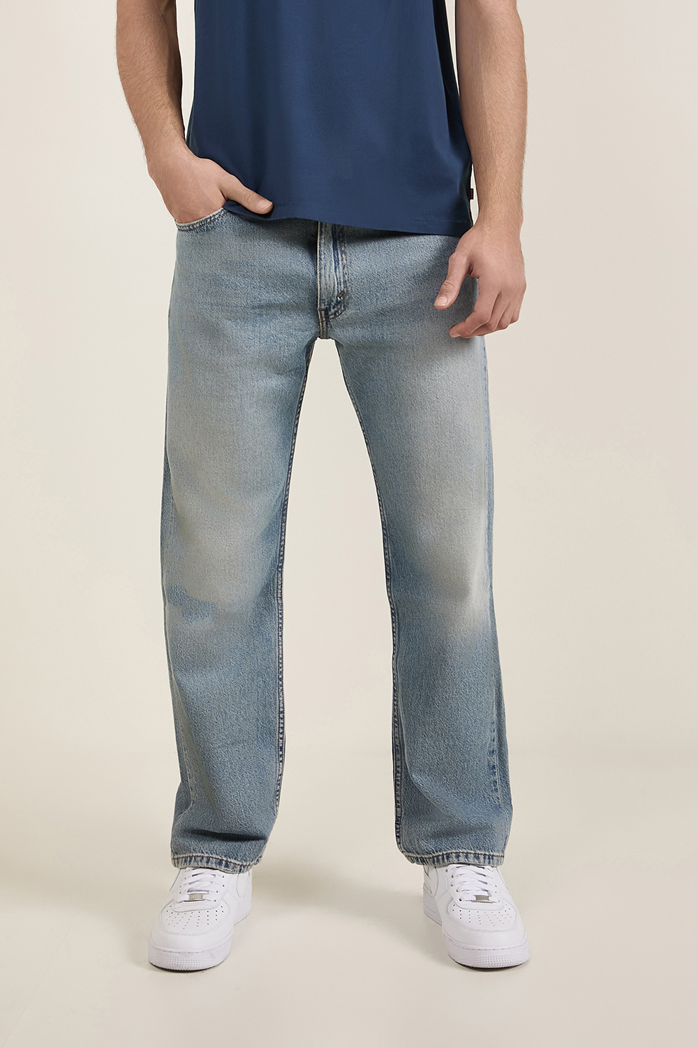 תמונת דוגמן קידמית של מכנסי ג'ינס בגזרה ישרה