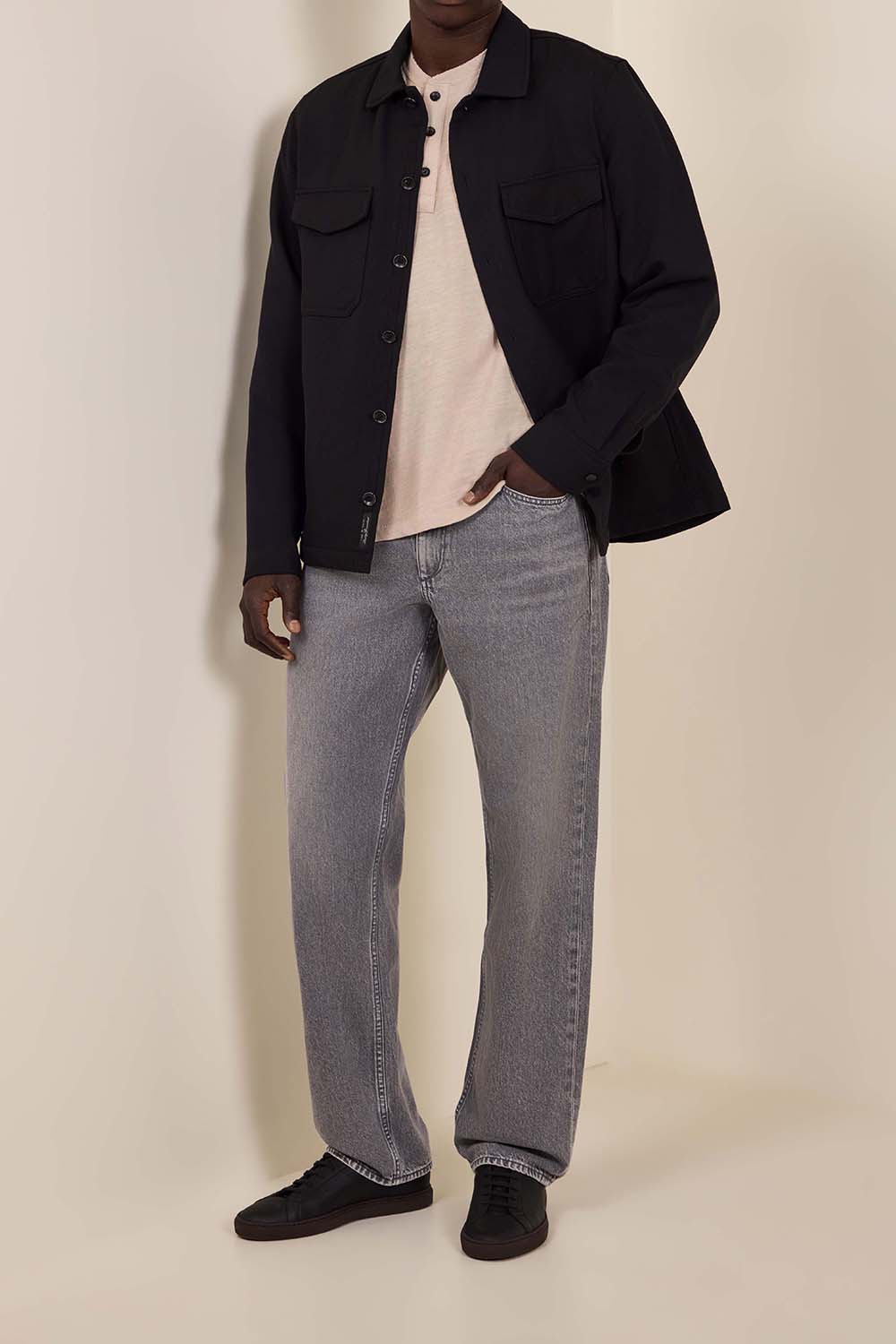 תמונת דוגמן קידמית של נעלי סניקרס