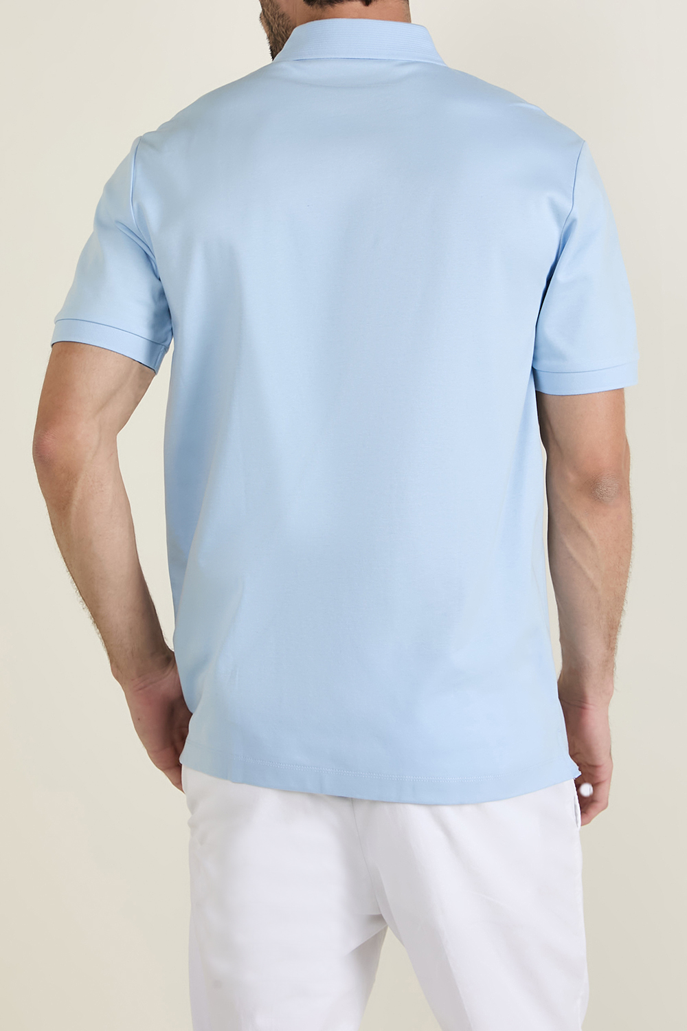 תמונת דוגמן אחורית של חולצת פולו קצרה