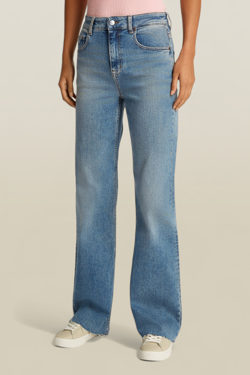 תמונת דוגמן קידמית של מכנסי ג'ינס בגזרה ישרה