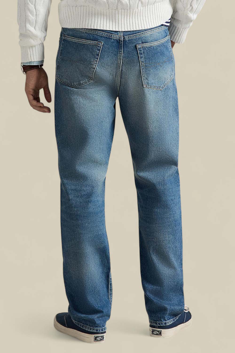 תמונת דוגמן אחורית של מכנסי ג'ינס בגזרה ישרה