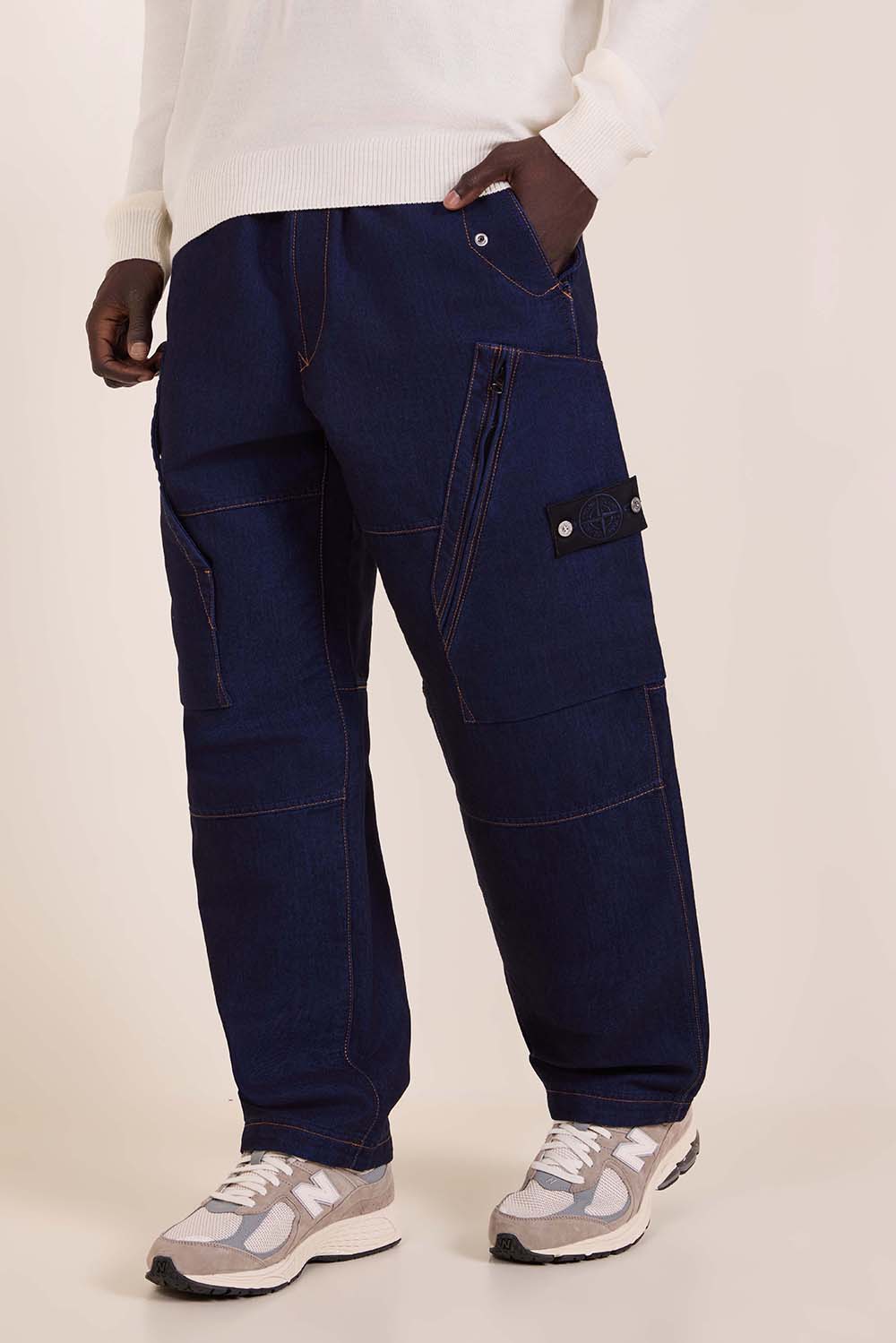 תמונת דוגמן קידמית של מכנסי קרגו במראה ג'ינס