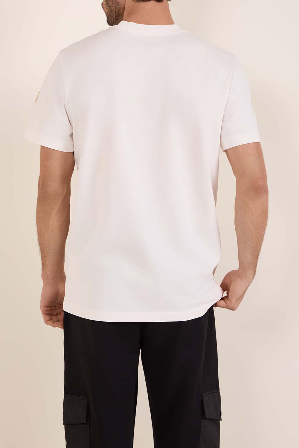 תמונת דוגמן אחורית של חולצת טי