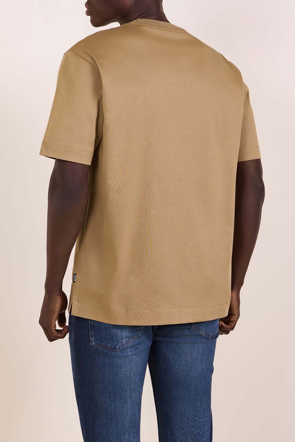 תמונת דוגמן אחורית של חולצת טי