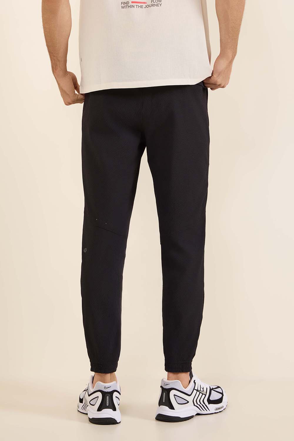 תמונת דוגמן אחורית של License To Train Textured Jogger*Regular