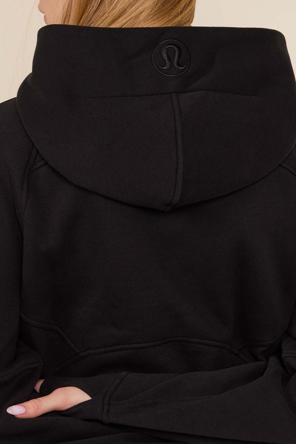 תמונת תקריב דוגמן של Scuba Oversized Half-Zip Hoodie