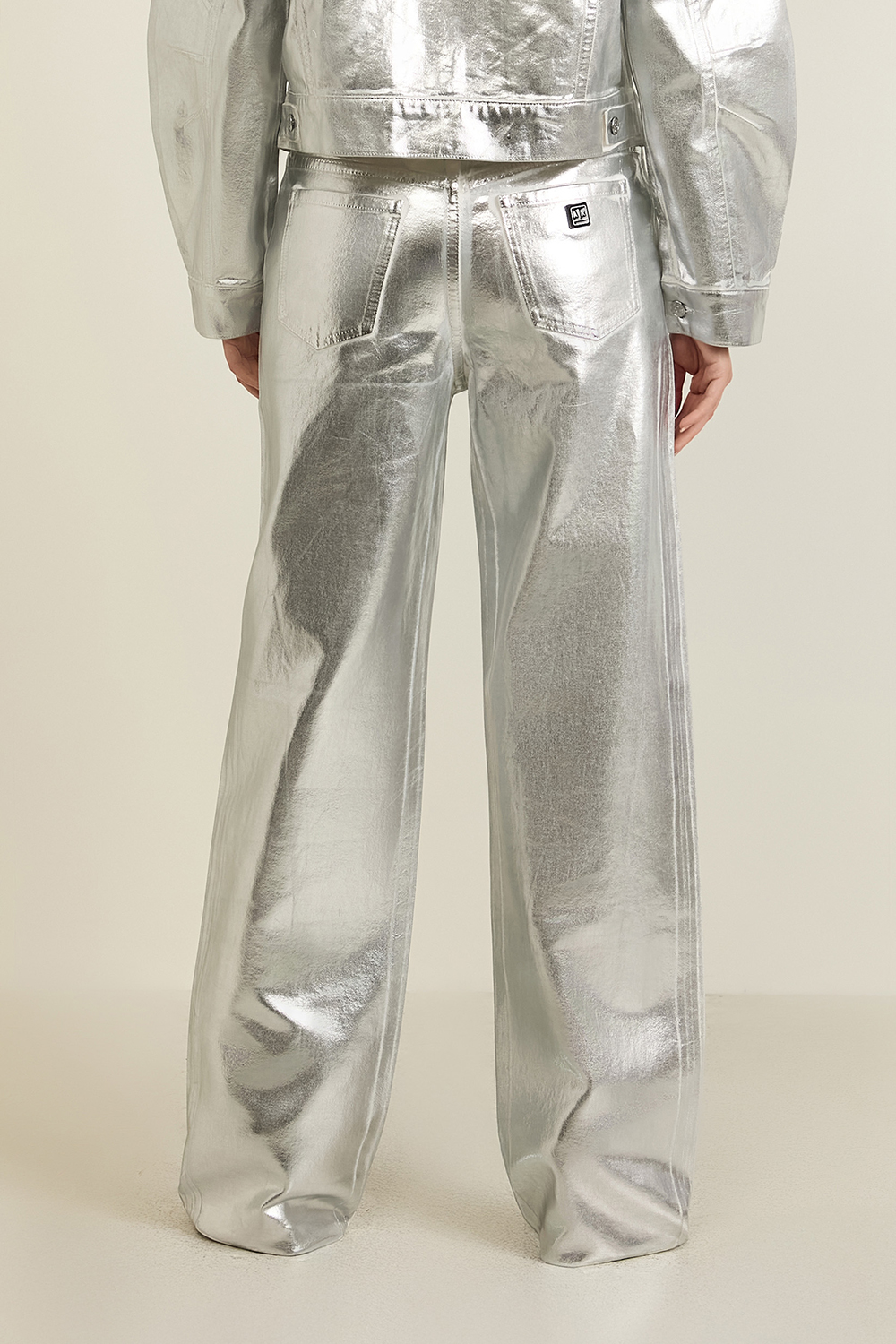 תמונת דוגמן אחורית של מכנסי ג'ינס מטאליים בגזרה רחבה