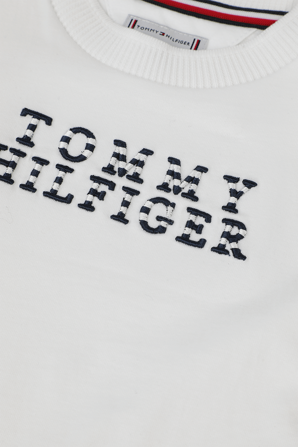 תמונה אחורית של שמלה עם רקמה מחוספסת