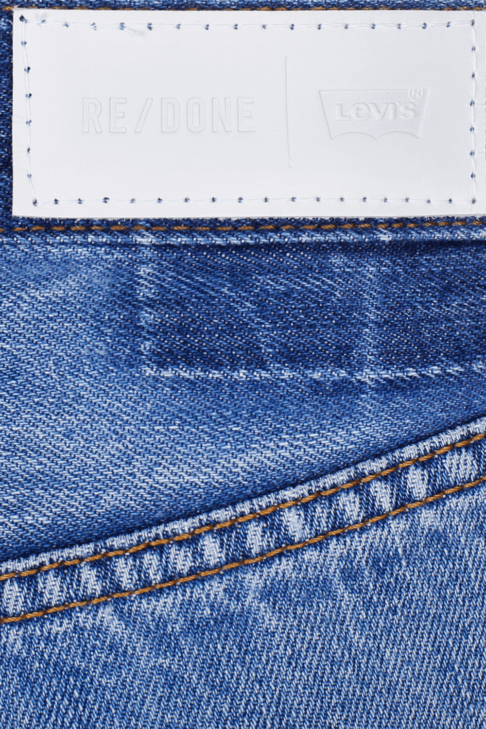 תמונה אחורית של מכנסי ג'ינס קרופ בגזרה ישרה