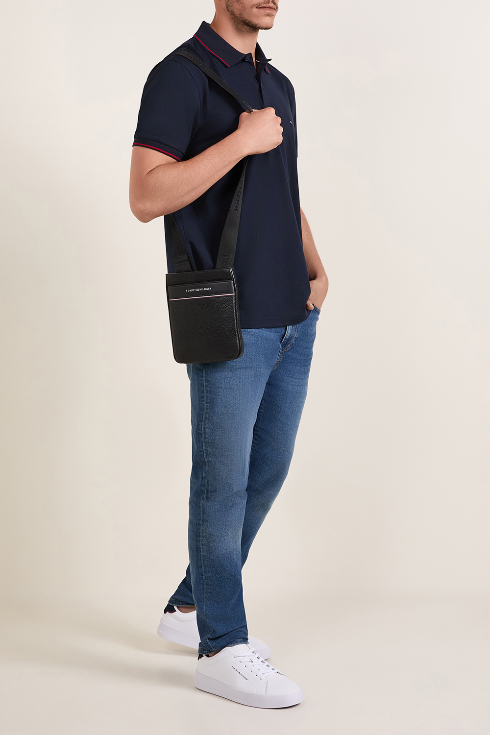 תמונת דוגמן קידמית של נעלי סניקרס