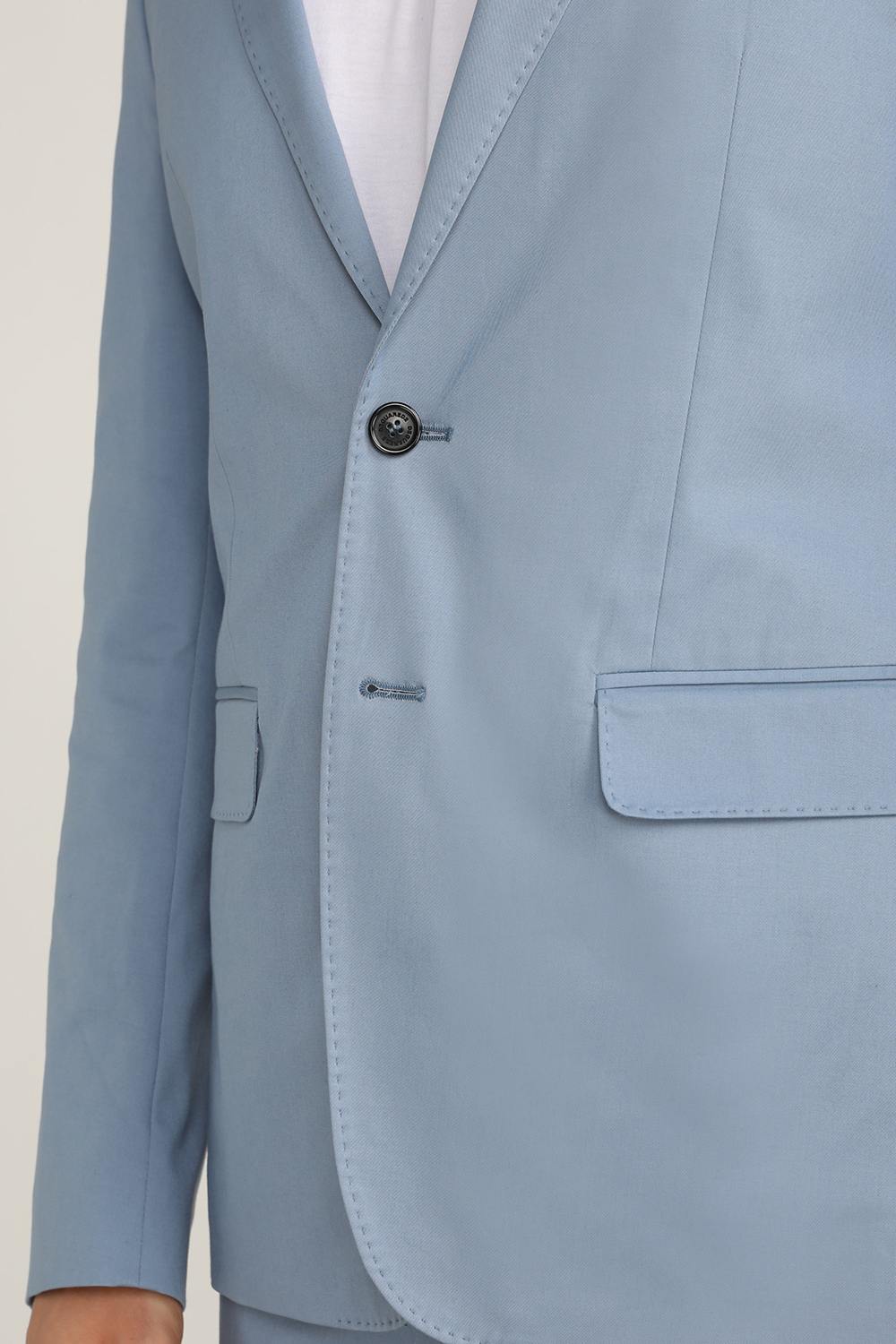 תמונת תקריב דוגמן של חליפה מחוייטת