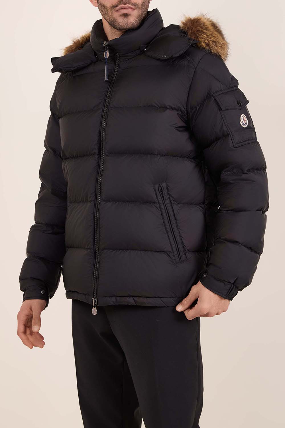 תמונת דוגמן קידמית של מעיל פוך קצר