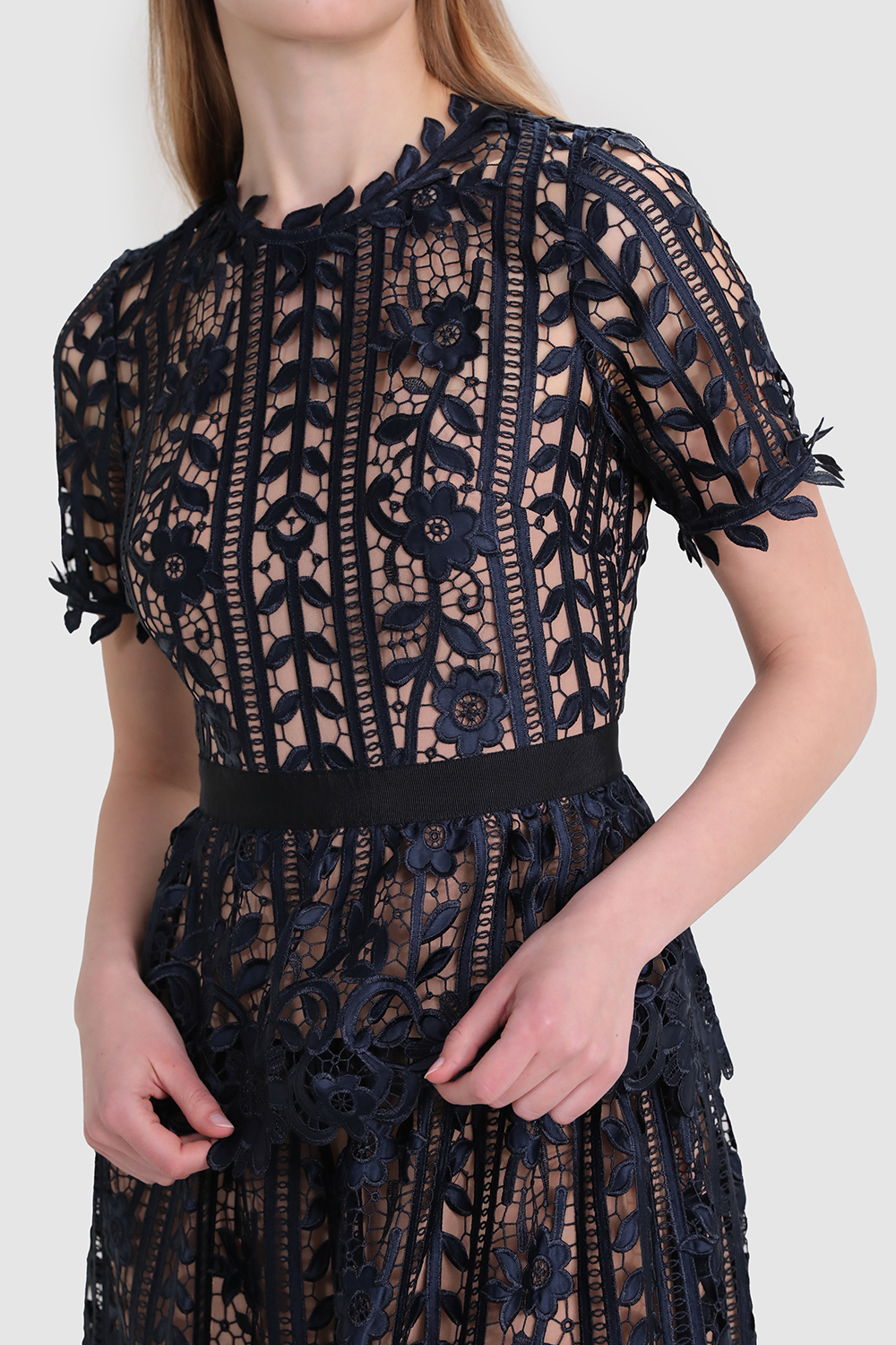 תמונת תקריב דוגמן של שמלת מידי מתחרה