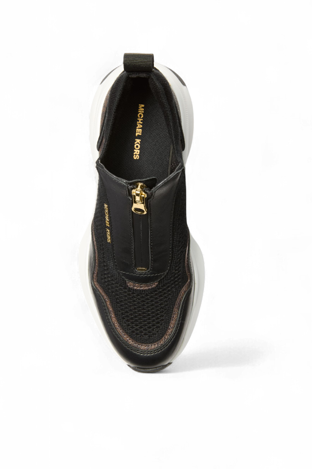 תמונת תקריב של נעלי סניקרס זומה