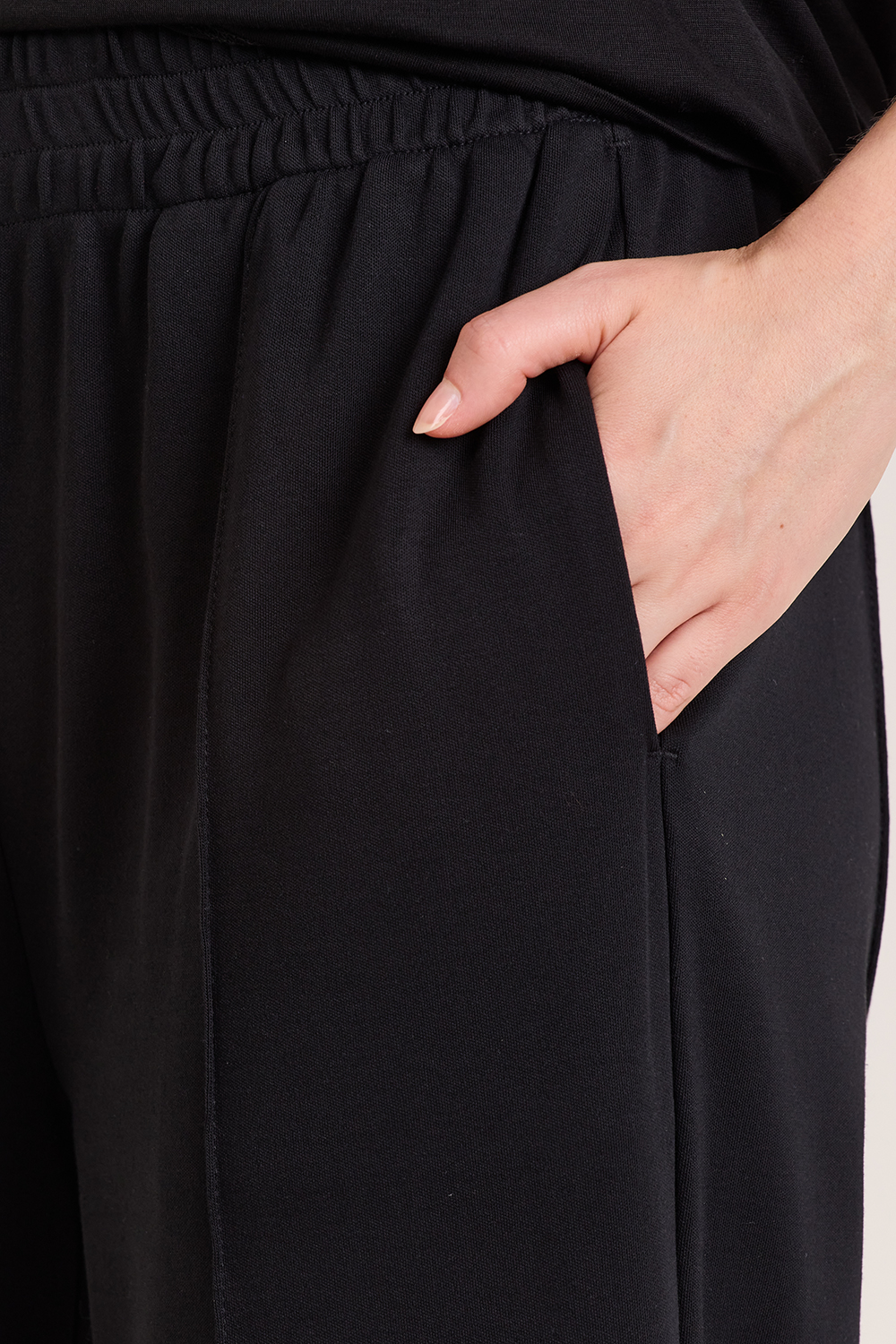 תמונת תקריב דוגמן של מכנסי ג'וג