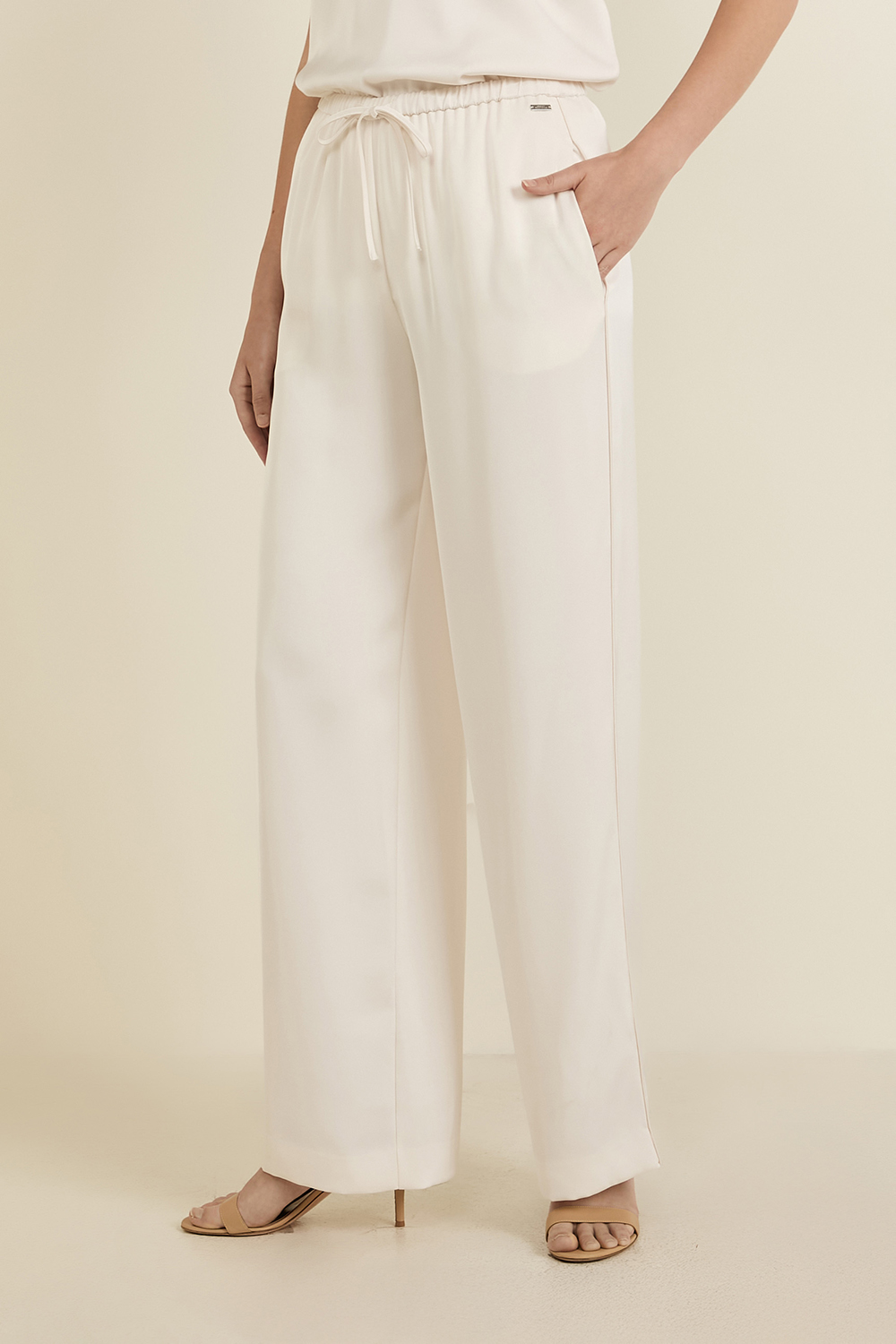 תמונת דוגמן קידמית של מכנסי קשירה ארוכים