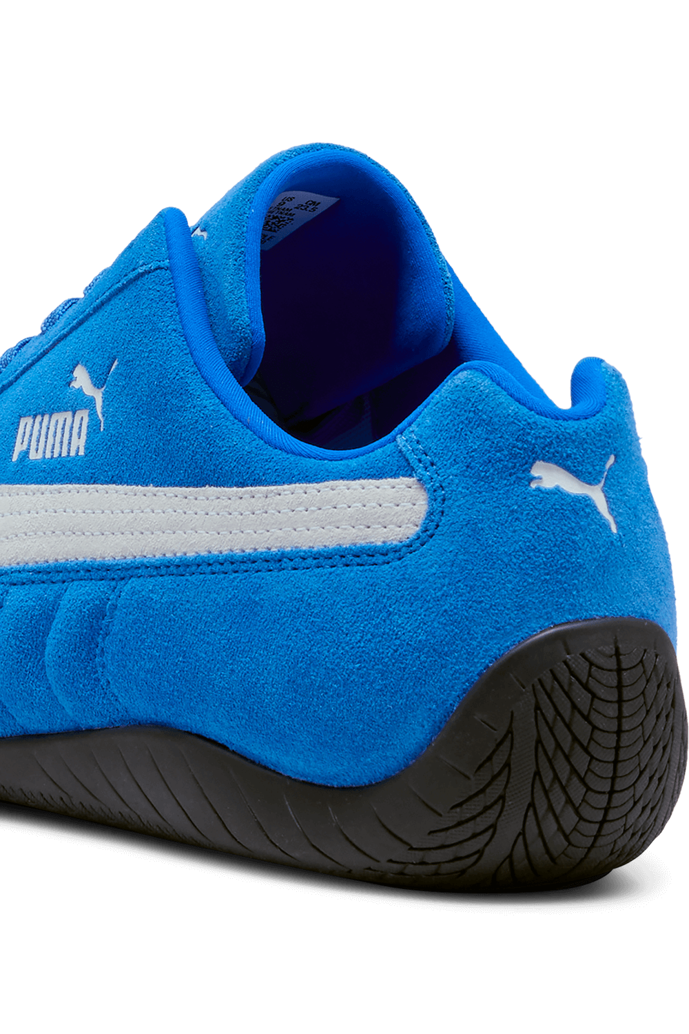 תמונת תקריב של נעלי סניקרס ספידקאט