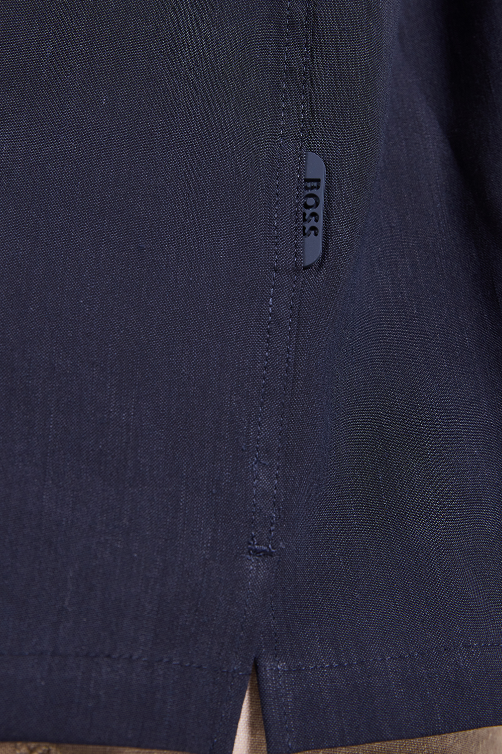 תמונת תקריב דוגמן של חולצת כפתורים